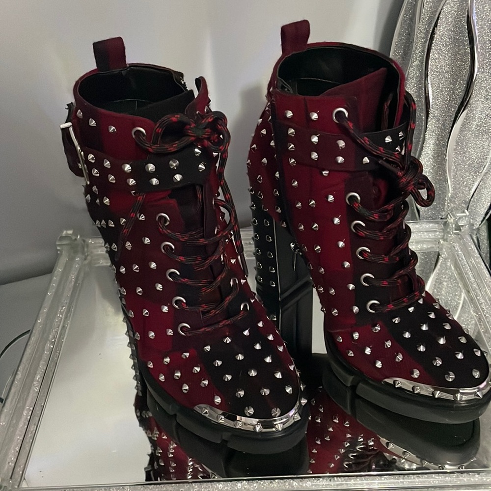 EYE CATCHING BOOTS!
